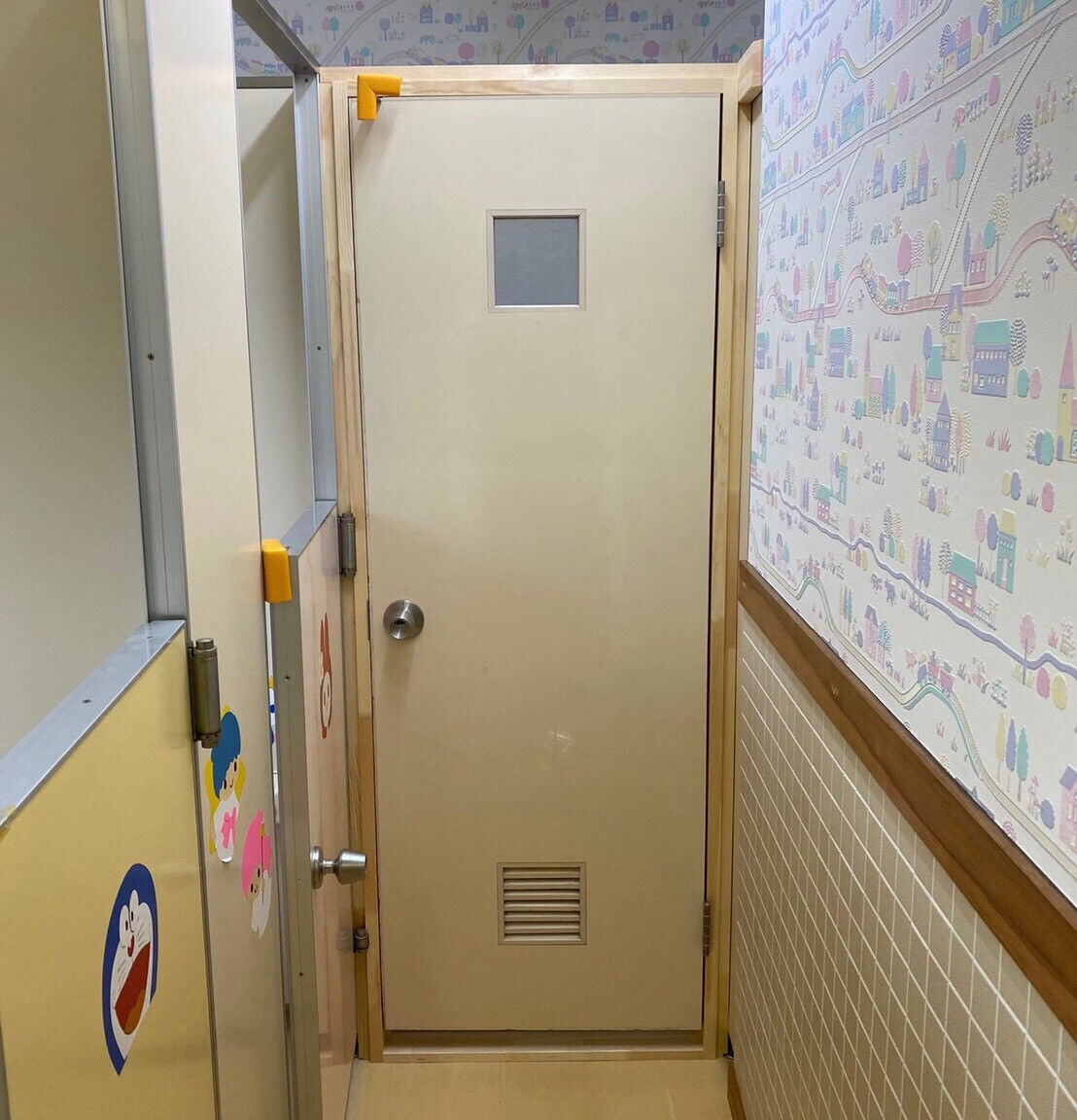 八戸市 トイレに仮設扉設置